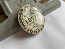 画像2: 1934 NEW YORK STATE HUNTING LICENSE BUTTON Pin ハンティング ライセンスバッチ (2)